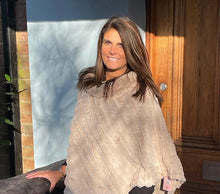 Load image into Gallery viewer, Poncho .. Faux Fur
